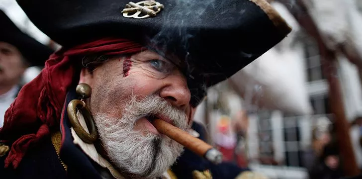 Почему пираты носили повязки на глазах?  