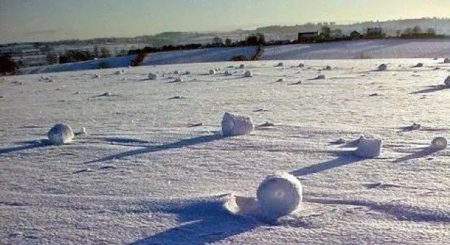 В Великобритании нашли гигантские самокатящиеся снежные комы 