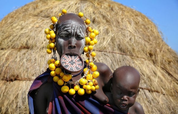 Тарелки в губах - Странные обычаи народов